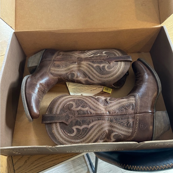 Women’s Lively Western Ariat Boots - Picture 8 of 9
